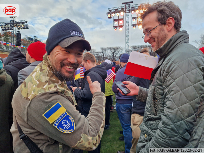 Mieszkańcy stolicy oraz mieszkający tu Ukraińcy oczekują w ogrodach Zamku Królewskiego na wieczorne przemówienie prezydenta USA Joe Bidena do narodu polskiego. Fot. PAP/Kalbar