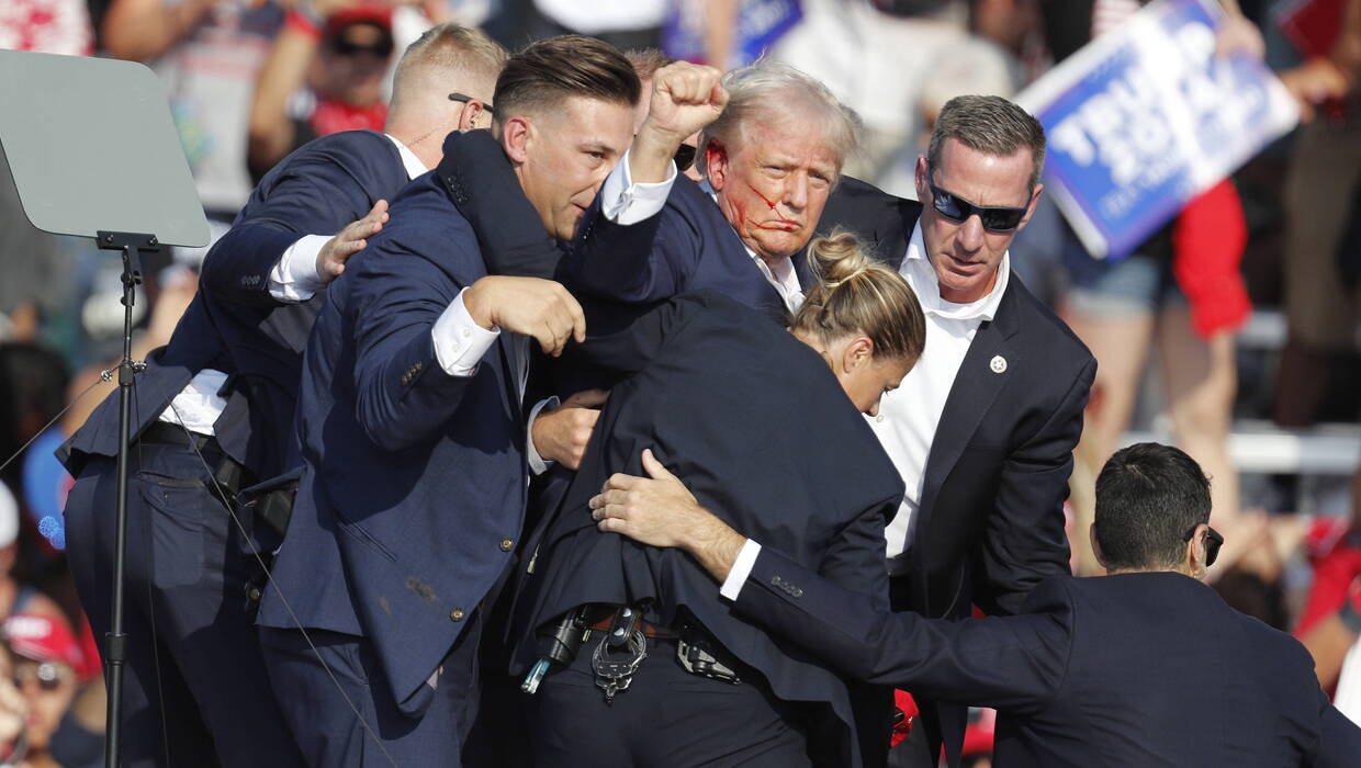 Donald Trump i agenci Secret Service. Fot. PAP/EPA/DAVID MAXWELL