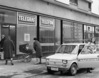 Urząd Pocztowy przy ulicy Grzybowskiej Kobieta wysiada z Fiata 126 p. Fot. PAP/CAF/Tadeusz Zagoździński