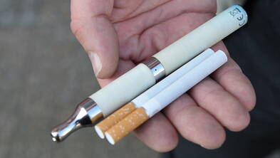 Podwójne palenie zwiększa ryzyko zdrowotne (zdjęcie ilustracyjne), fot. PAP/	Marcin Bielecki