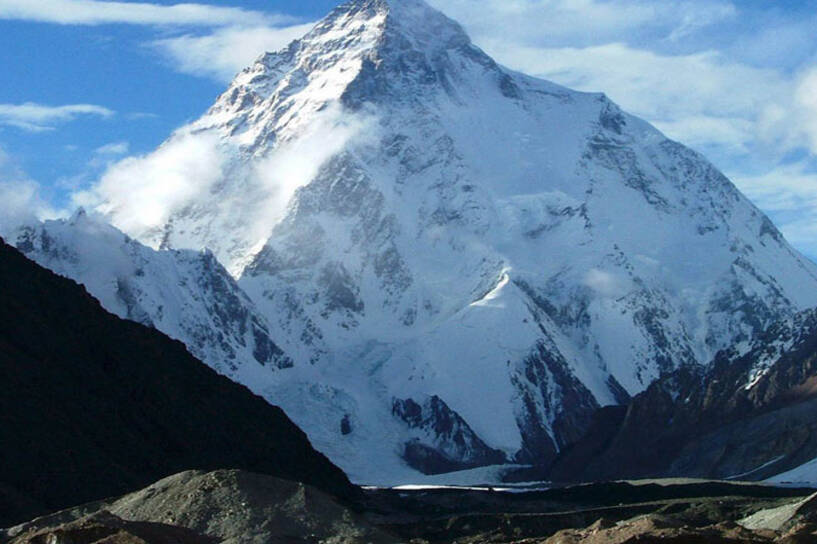 Szczyt K2, drugi najwyższy szczyt na świecie (8611 m n.p.m.), leżący na granicy Pakistanu i Chin, uchodzący za jeden z najtrudniejszych do zdobycia ośmiotysięczników Fot. PAP/EPA/HO 