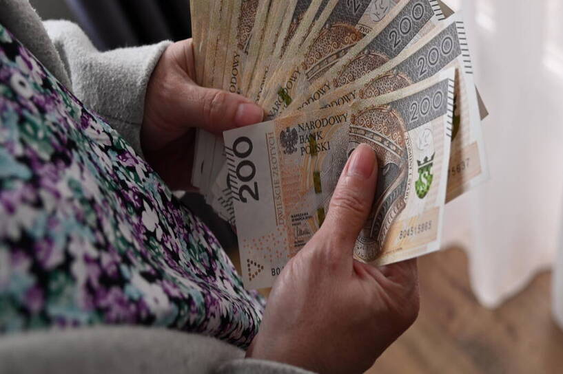 Płace będą rosły wolniej niż inflacja Fot. PAP/Marcin Bielecki