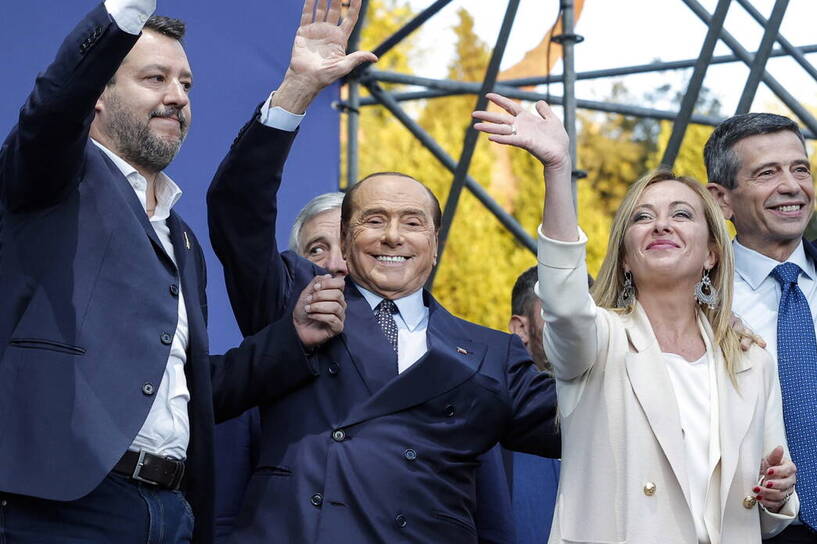 Matteo Salvini, Silvio Berlusconi, Giorgia Meloni i Maurizio Lupi po ogłoszeniu wyników. Fot. Autor PAP/EPA/GIUSEPPE LA