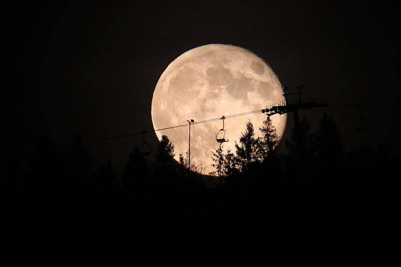 Księżyc widziany z Białki Tatrzańskiej, Fot. PAP/Grzegorz Momot