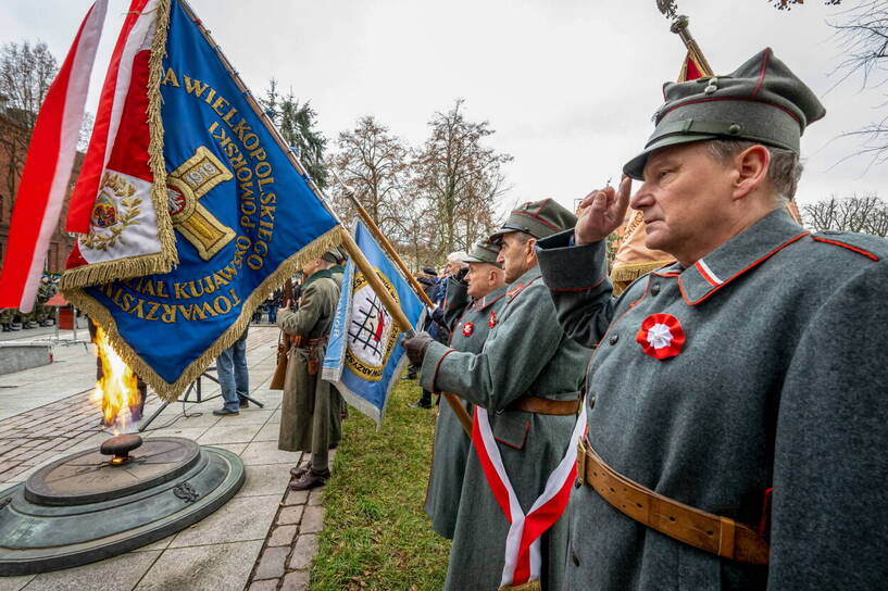 Obchody 104-rocznicy wybuchu Powstania Wielkopolskiego. Uczestnicy uroczystości przed Grobem Nieznanego Powstańca Wielkopolskiego w Bydgoszczy, fot. PAP/ Tytus Żmijewski