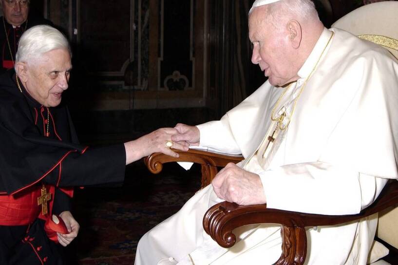 Kardynał Joseph Ratzinger i Ojciec Święty Jan Paweł II w 2005r. Fot. OSSERVATORE ROMANO/PAP/EPA