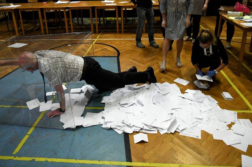 Liczenie głosów w komisji wyborczej Fot. PAP/Darek Delmanowicz