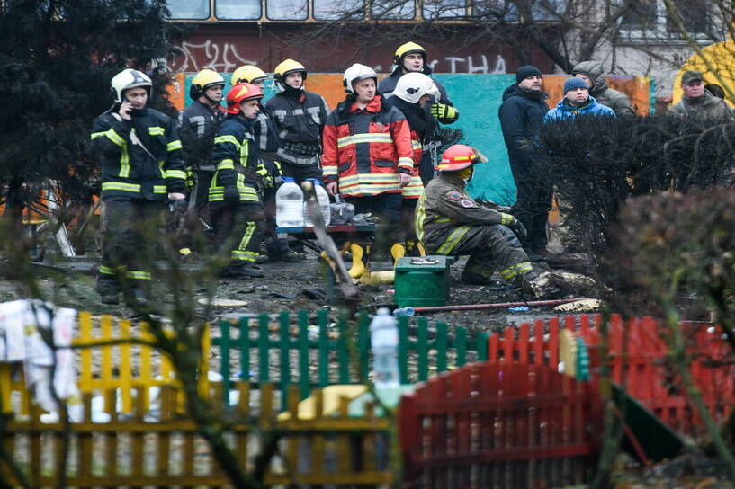 Strażacy w miejscu katastrofy, Fot. PAP/Vladyslav Musiienko