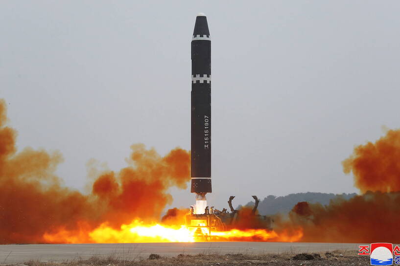 Wystrzał rakiety. Hwasong-15. Fot. PAP/ EPA/KCNA