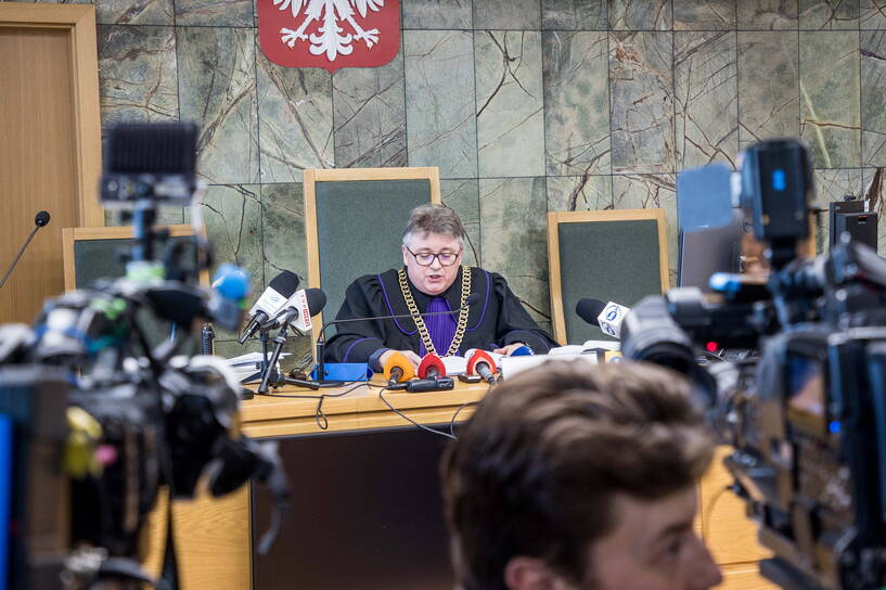 Sędzia Tomasz Rutkowski podczas ogłaszania wyroku, Fot. PAP/Art Service