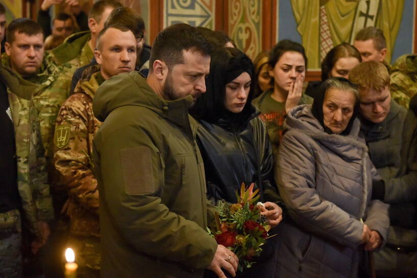 Prezydent Ukrainy Wołodymyr Zełenski podczas pogrzebu ukraińskiego żołnierza Dmytra Kociubajło. Fot. PAP/EPA/OLEG PETRASYUK 