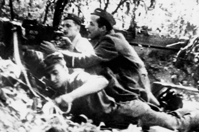 Żydowscy bojowcy w getcie warszawskim, fot. PAP/Photoshot
