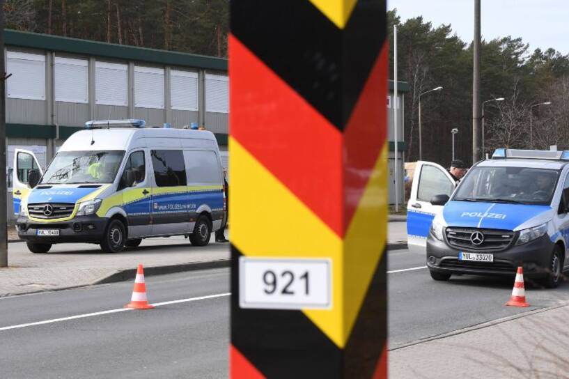 Ministrowie spraw wewnętrznych Brandenburgii i Saksonii domagają się wprowadzenia stacjonarnych kontroli na granicy z Polską i Czechami. Fot. PAP/dpa/Stefan Sauer