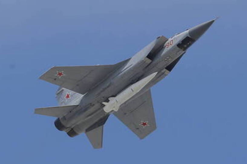 MiG-31 niosący pocisk Kindżał, Fot. PAP/EPA/MAXIM SHIPENKOV