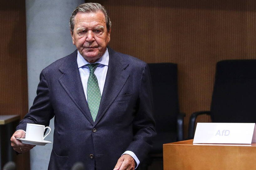 Były kanclerz Gerhard Schroeder. Fot. PAP/EPA/OMER MESSINGER