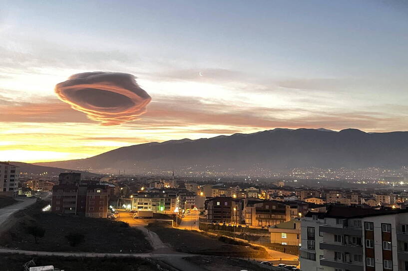 Chmury w kształcie UFO. Fot. PAP/Sinan Balcikoca / Anadolu Agency/ABACAPRESS.COM 