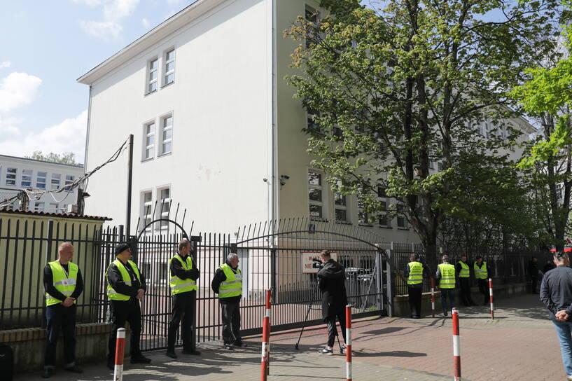 Pracownicy ochrony przed siedzibą szkoły, działającej przy ambasadzie Rosji w Warszawie. Fot. PAP/Albert Zawada