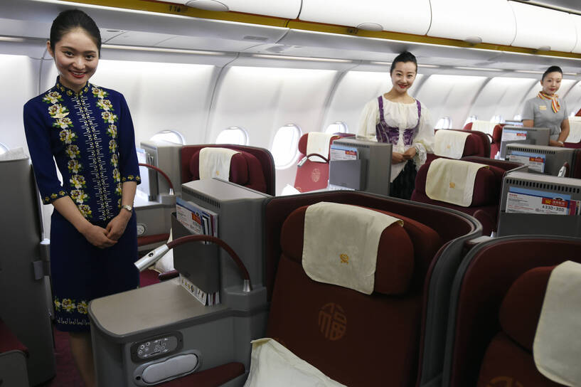 Stewardesy linii Hainan Airlines. Fot. PAP/CTK Photo/Roman Vondrous