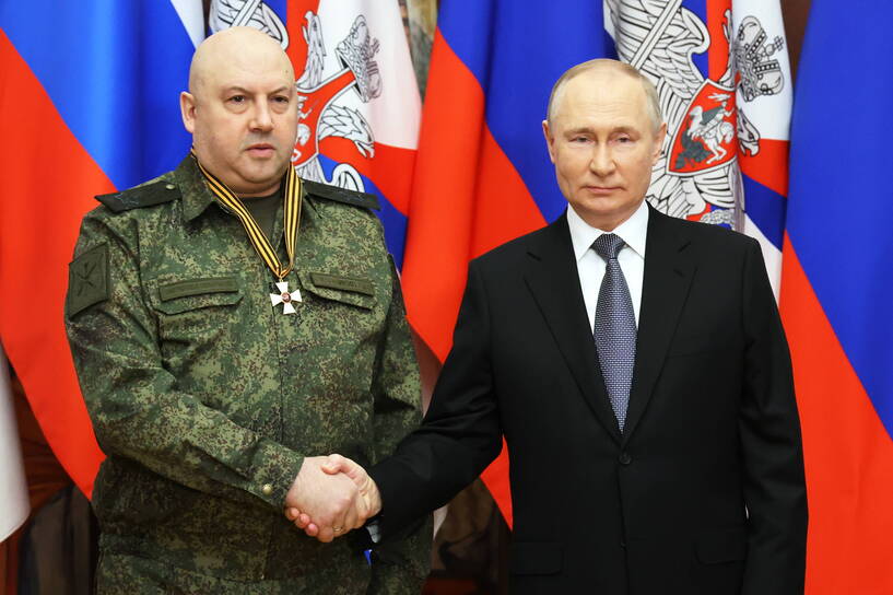 Siergiej Surowikin, Władimir Putin. Fot. MIKHAEL KLIMENTYEV PAP/EPA