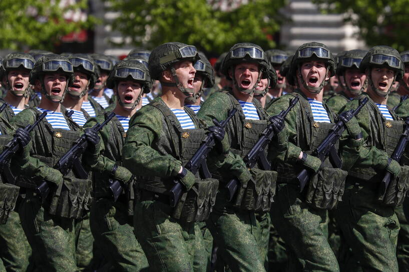 Rosyjscy żołnierze maszerują podczas parady wojskowej z okazji Dnia Zwycięstwa na Placu Czerwonym w Moskwie, Rosja, 09 maja 2023 r. Fot. PAP/EPA/STRINGER