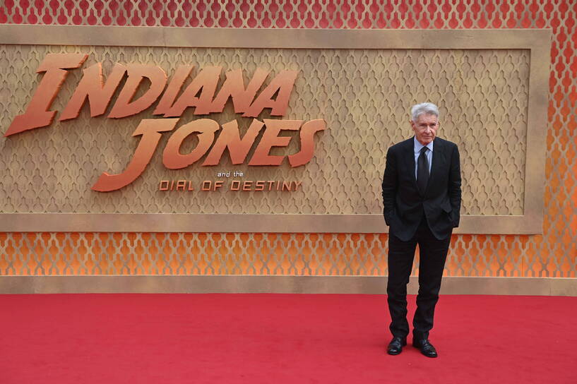 Harrison Ford na premierze "Indiana Jones i artefakt przeznaczenia" w Londynie, Fot. PAP/EPA/NEIL HALL