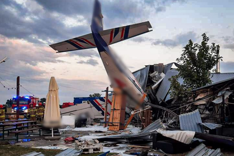 W katastrofie samolotu w Chrcynnie zginęło 5 osób, kolejnych 7 trafiło do szpitala. Fot. Andrzej Bartkowiak/Twitter 