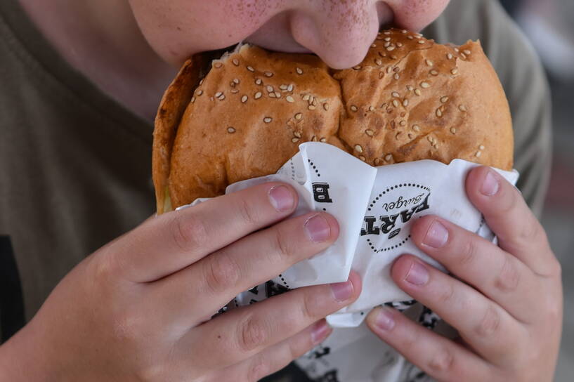 Burgery to nie jest dobry pomysł na letni posiłek Fot. PAP/Wojtek Jargiło