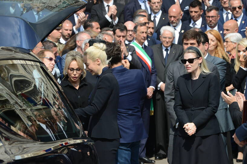 Najbliżsi Silvio Berlusconiego, Fot. PAP/PA/Maurizio Maule