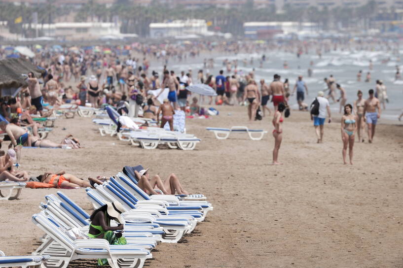 Plaża w hiszpańskiej Valencii Fot. Manuel Bruque/PAP/EPA