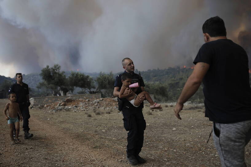 Ewakuacja na Korfu. Fot. PAP/EPA/KOSTAS TSIRONIS