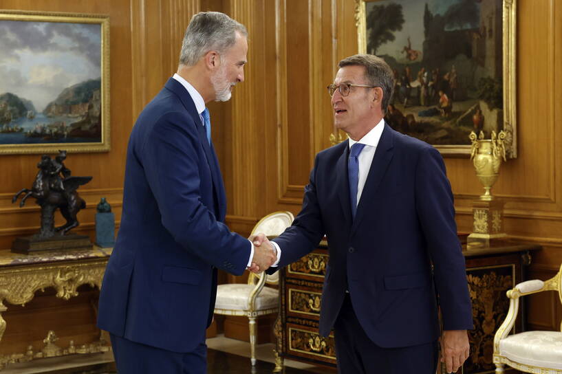 Król Hiszpanii Filip VI (L) i szef Partii Ludowej (PP) Alberto Nunez Feijoo Fot. PAP/EPA/Sebastian Mariscal Martinez