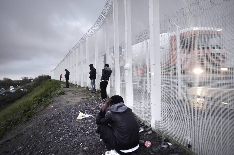 Uchodźcy w Calais na północy Francji, fot. PAP/Photoshot/Danilo Balducci
