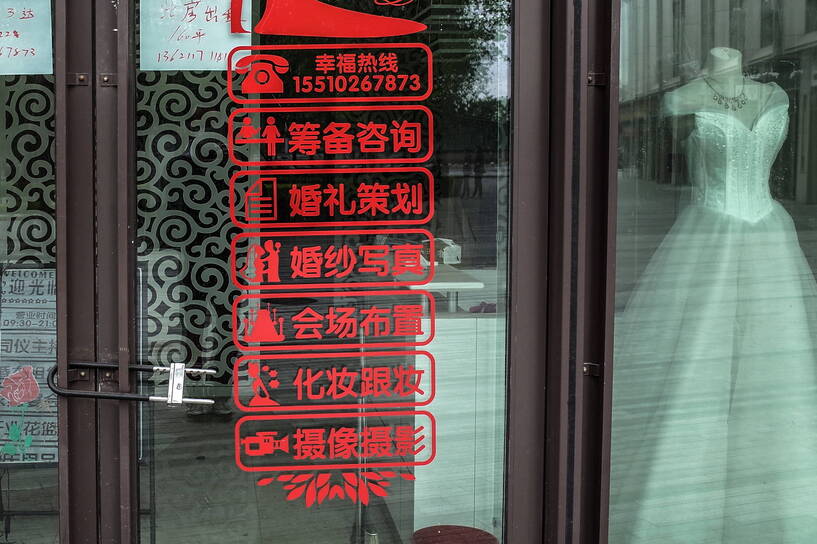 Sklep z sukniami ślubnymi w Chinach. Fot, PAP/EPA/WU HONG