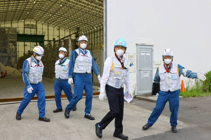 Premier Japonii Fumio Kishida na terenie elektrowni w Fukushimie. Fot. PAP/EPA/JAPAN POOL/JIJI PRESS