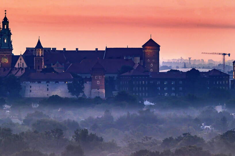 Zamek Królewski podczas wschodu słońca w Krakowie, fot. PAP/Łukasz Gągulski