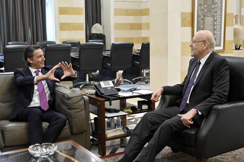 Premier Libanu Najib Mikati (po prawej) spotyka się ze starszym doradcą prezydenta USA Amosem Hochsteinem. fot. PAP/WAEL HAMZEH