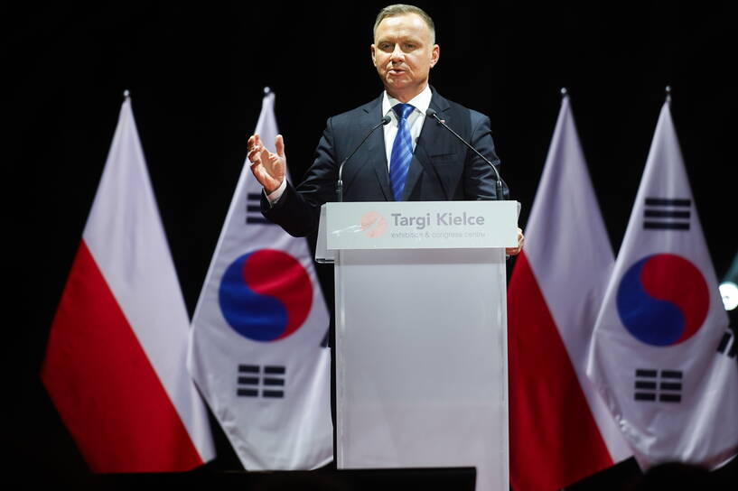 Prezydent Andrzej Duda przemawia na otwarciu XXXI Międzynarodowego Salonu Przemysłu Obronnego w Kielcach Fot. PAP/Karol Zienkiewicz