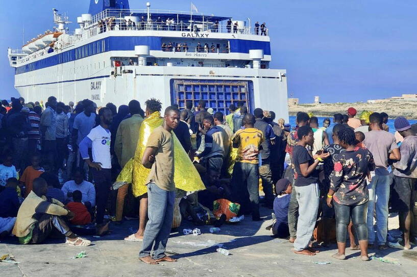 Imigranci z Afryki na wyspie Lampedusa, fot. PAP/EPA/ANSA/ELIO DESIDERIO
