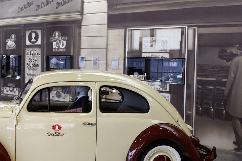 Muzeum Dr Oetkera w Bielefeldzie, samochód, który był używane przez firmę, fot. PAP/DPA/Robert B. Fishman