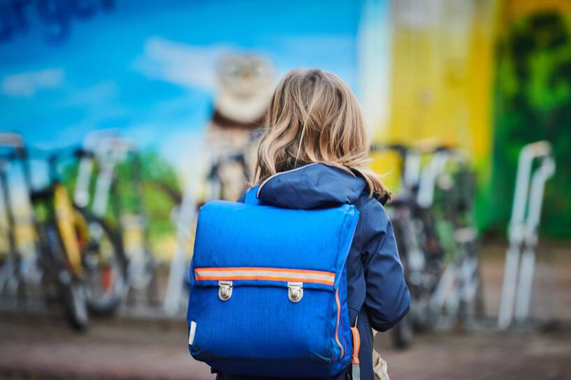 Uczeń zmierzający na zajęcia w szkole w Berlinie, fot. PAP/DPA/Annette Riedl