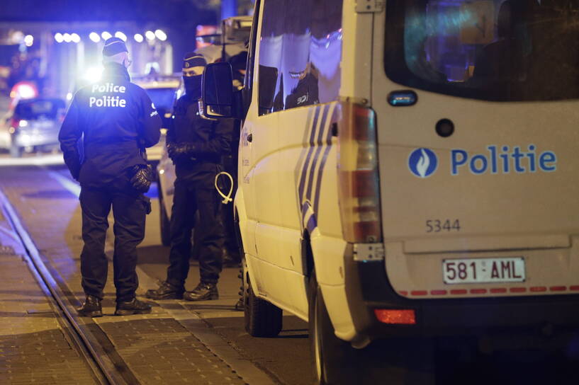 Policja w Brukseli, fot. PAP/EPA/OLIVIER HOSLET