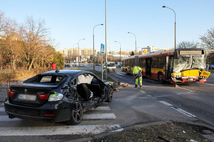 Miejsce wypadku w Alei Wilanowskiej przy ulicy Rodzin Hiszpańskich w Warszawie Fot. PAP/Paweł Supernak