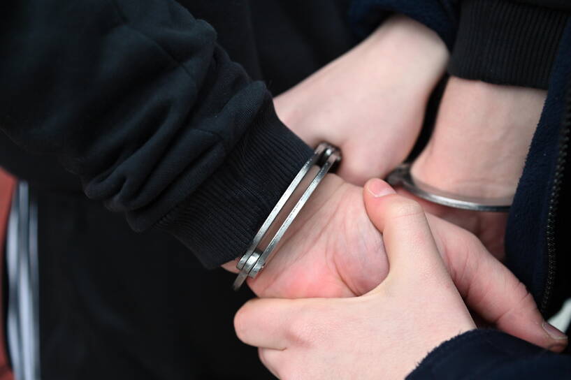 Policjanci zatrzymali młodego mężczyznę, który może mieć związek z poniedziałkowym atakiem na 12-latkę w Rzeszowie (zdjęcie ilustracyjne), fot. PAP/Marcin Bielecki