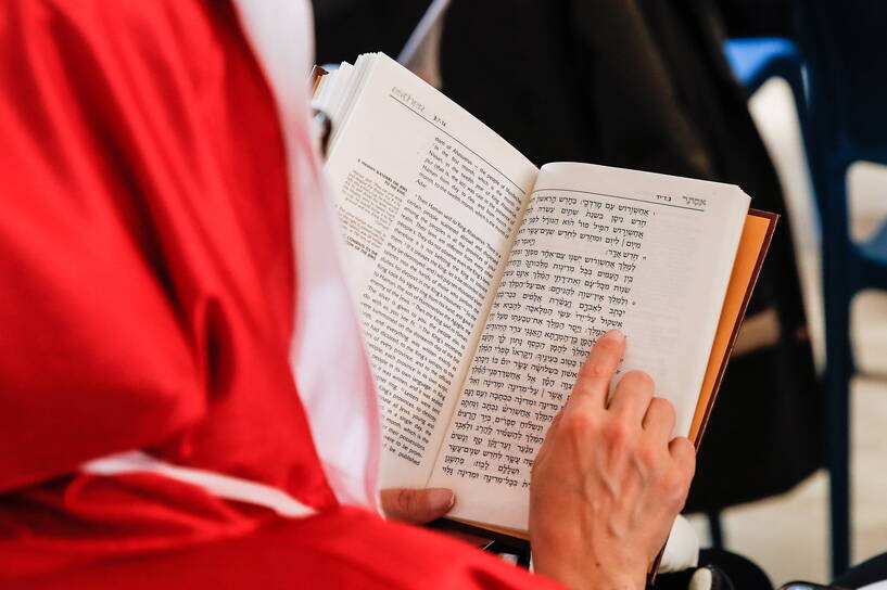 Kobieta czytająca Tanach - Biblię hebrajską Fot. PAP/EPA/TERESA SUAREZ