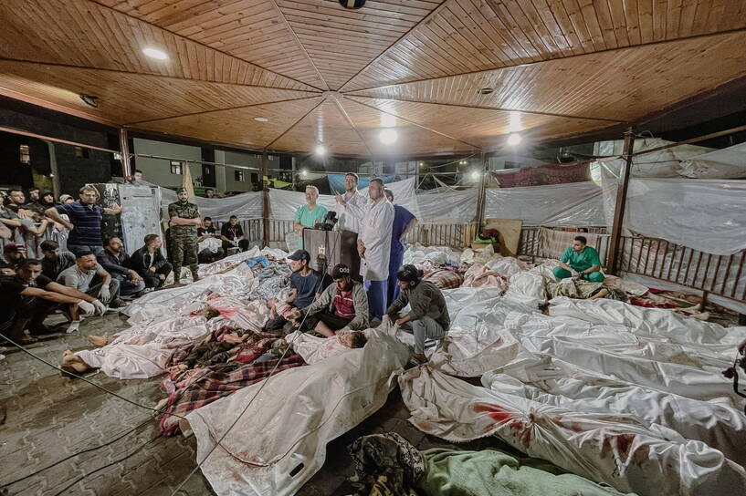 Konferencja prasowa lekarzy ze szpitala Al-Szifa pośród martwych ciał, fot. PAP/Middle East Images/ABACA