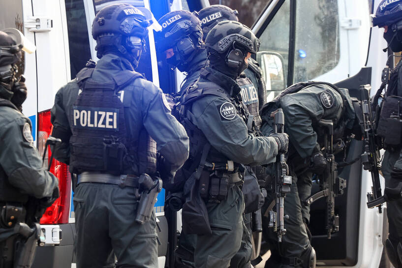 Siły specjalne policji pod szkołą w Hamburgu Fot. Bodo Marks/PAP/DPA