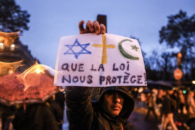 Uczestnik demonstracji przeciwko antysemityzmowi w Paryżu, fot. PAP/EPA/MOHAMMED BADRA