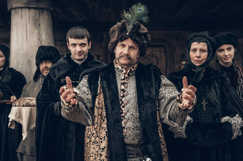 Bartłomiej Topa i obsada serialu "1670". Fot. Netflix/Robert Pałka