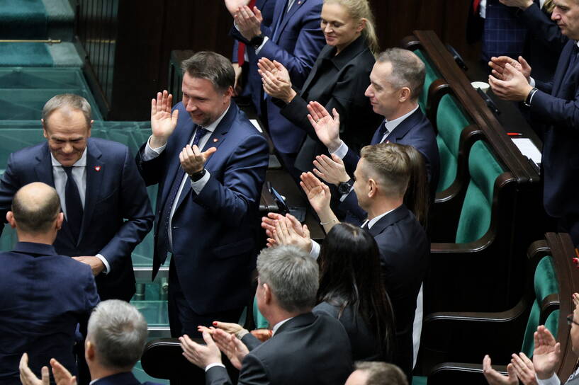  Przewodniczący PO Donald Tusk odbiera gratulacje od członków KO na sali obrad Sejmu Fot. PAP/Paweł Supernak