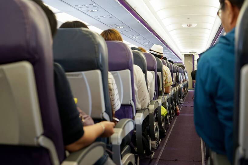 Pasażerowie w samolocie, zdjęcie poglądowe, fot. PAP/DPA/Daniel Kalker